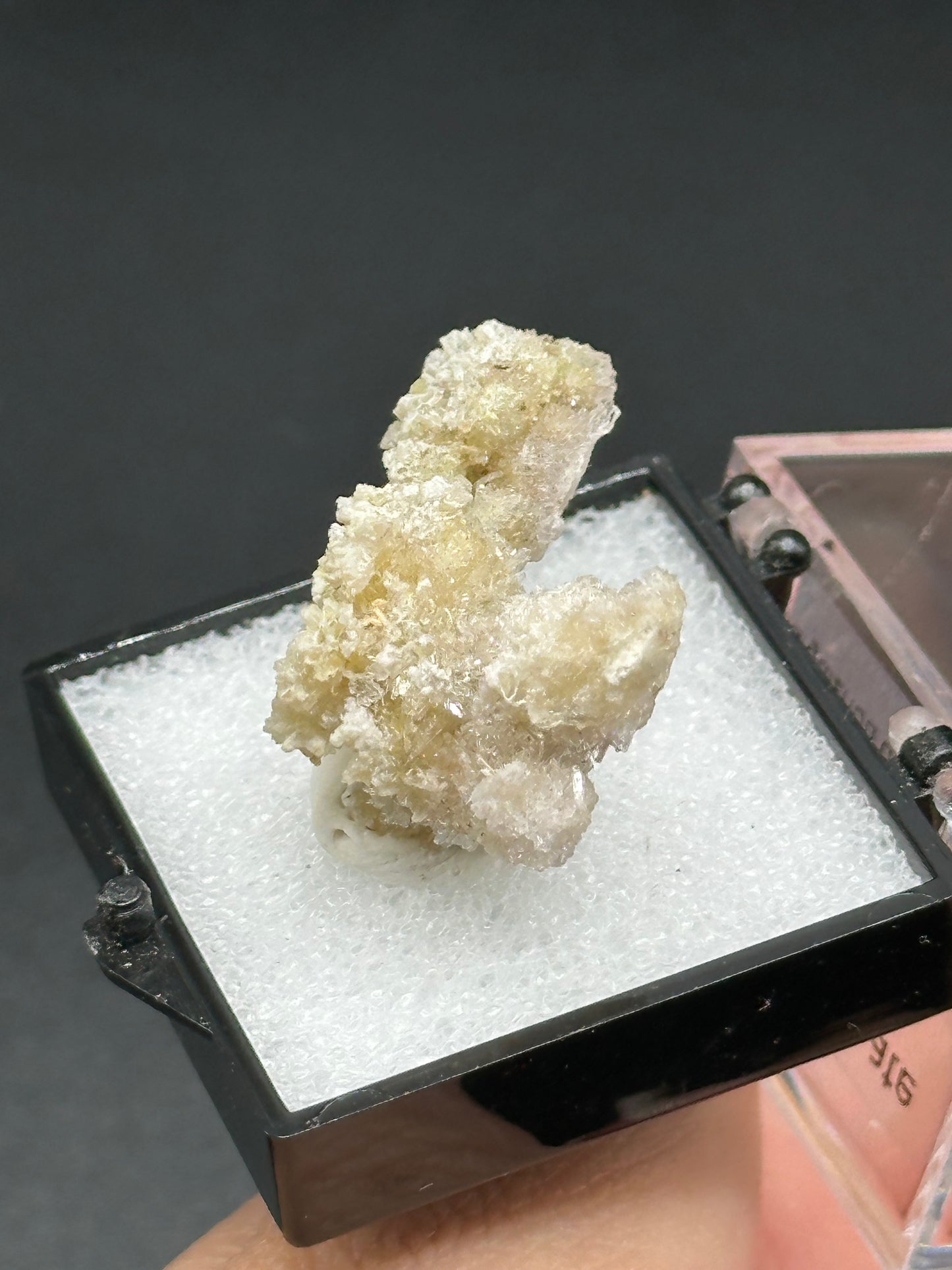 Fluoroaluminate Gypsum in a perky box from Guizhou Dachang, China