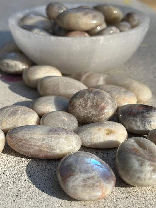 One (1) Sunstone Moonstone Tumble